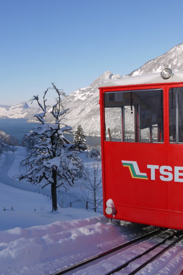 Seelisberg TSB Winter Bahn mit Blick Pilatus nah